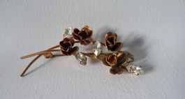 Vintage-Brosche in Form eines filigranen Rosenzweigs