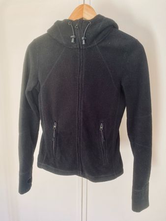 Schwarze Fleecejacke mit Kapuze, Grösse XS - Top Zustand!