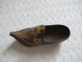 Alte Brienzer Schnitzerei mit Edelweiss Holzschuh