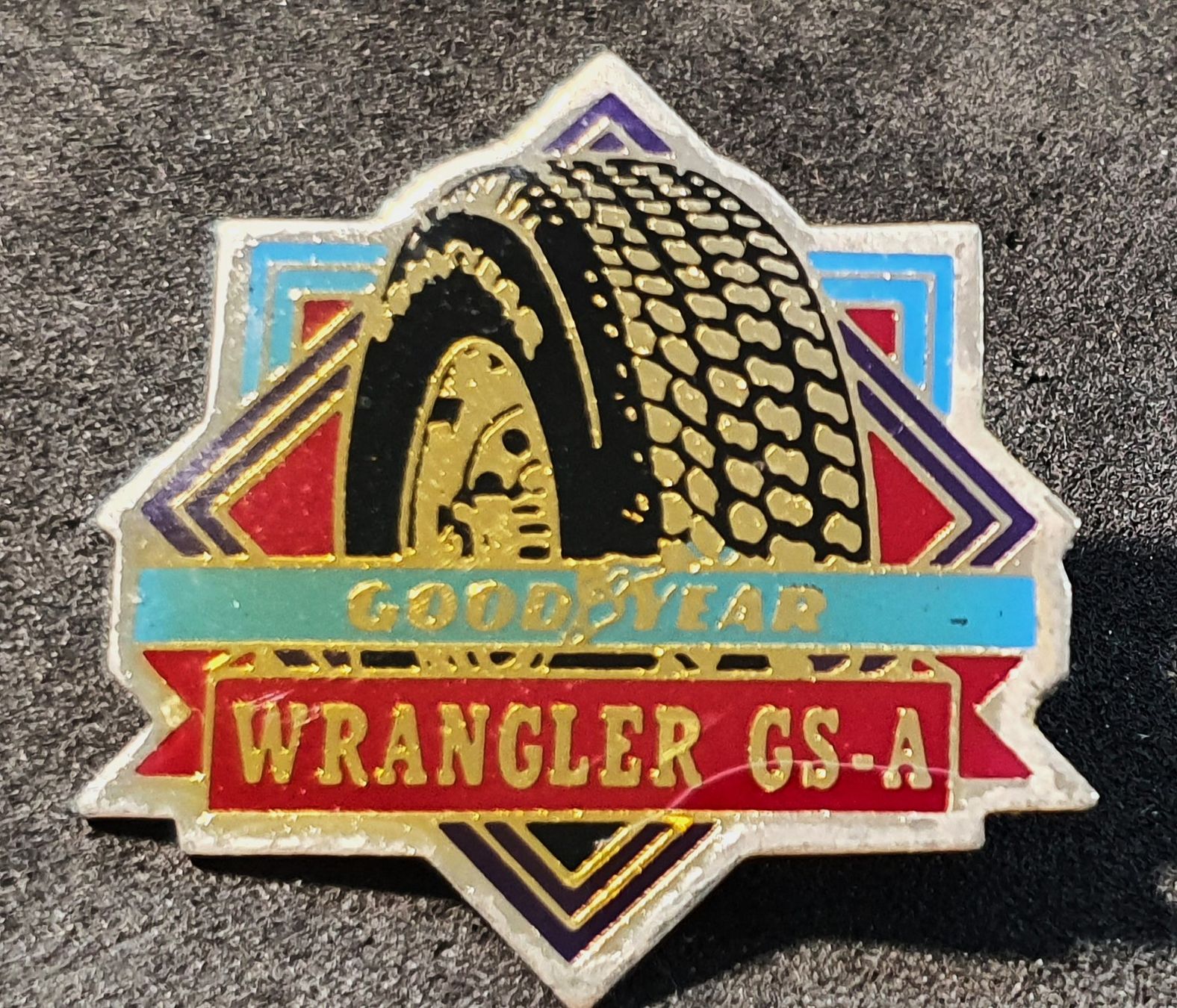 Placchette & Badge: BB548 - Pin Pneu GOODYEAR WRANGLER GS-A – Usato da Reinach BL venduto da Boston-Verkauf