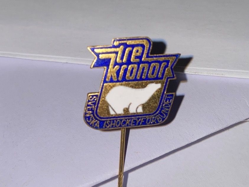 Placchette & Badge: EPINGLETTE - HOCKEY - TRE KRONOR - 1979 – Usato da Le Brassus venduto da cinema13 1