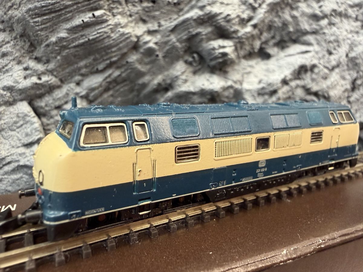 Märklin Modellini di ferrovie: Märklin 8821 DB BR 221 – Usato da Lupsingen venduto da New-Haven