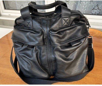 Esprit : 1 grand sac à main ou bandoulière noir