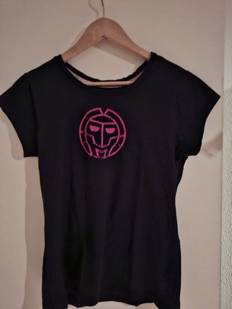 Bidi Badu schwarzes Damen T-Shirt mit pinkem Aufdruck, Gröss