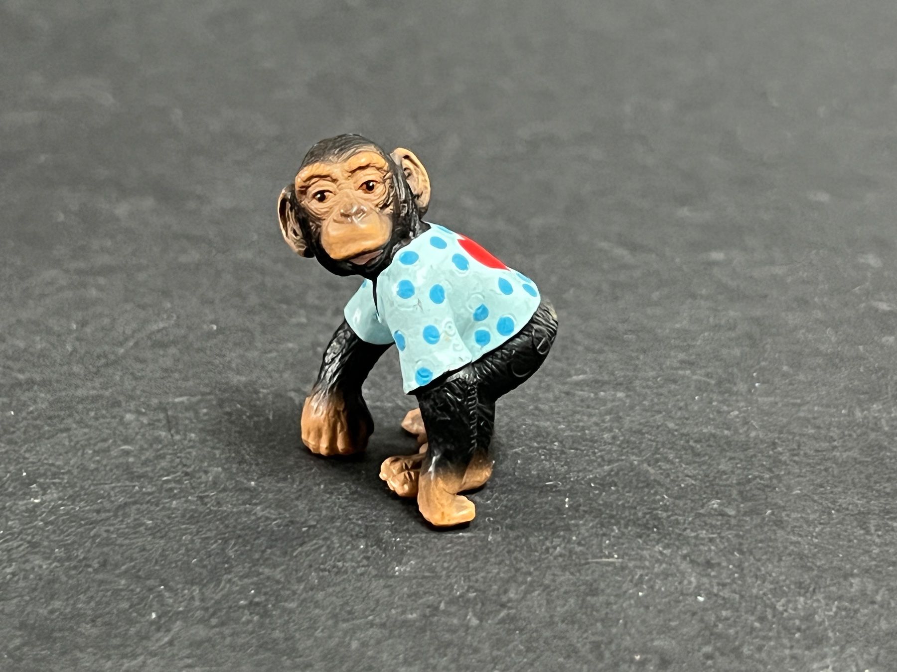 Schleich Statuette: Schleich Schimpanse Affe mit Jäckchen, 2003 Baby – Usato da Ennetbaden venduto da mapa05