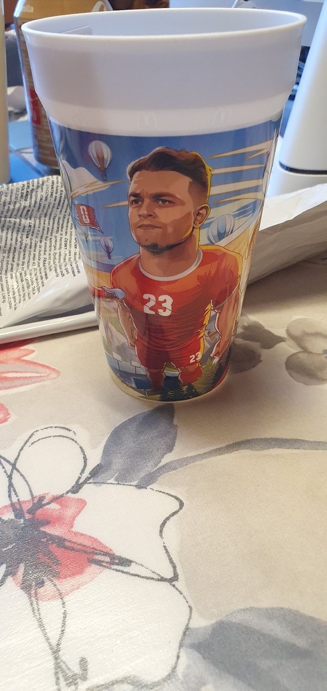 Verres: Verre Macdo + Fifa - Shaqiri Suisse – Neuf (Voir description) à Aven par stphane1577 1