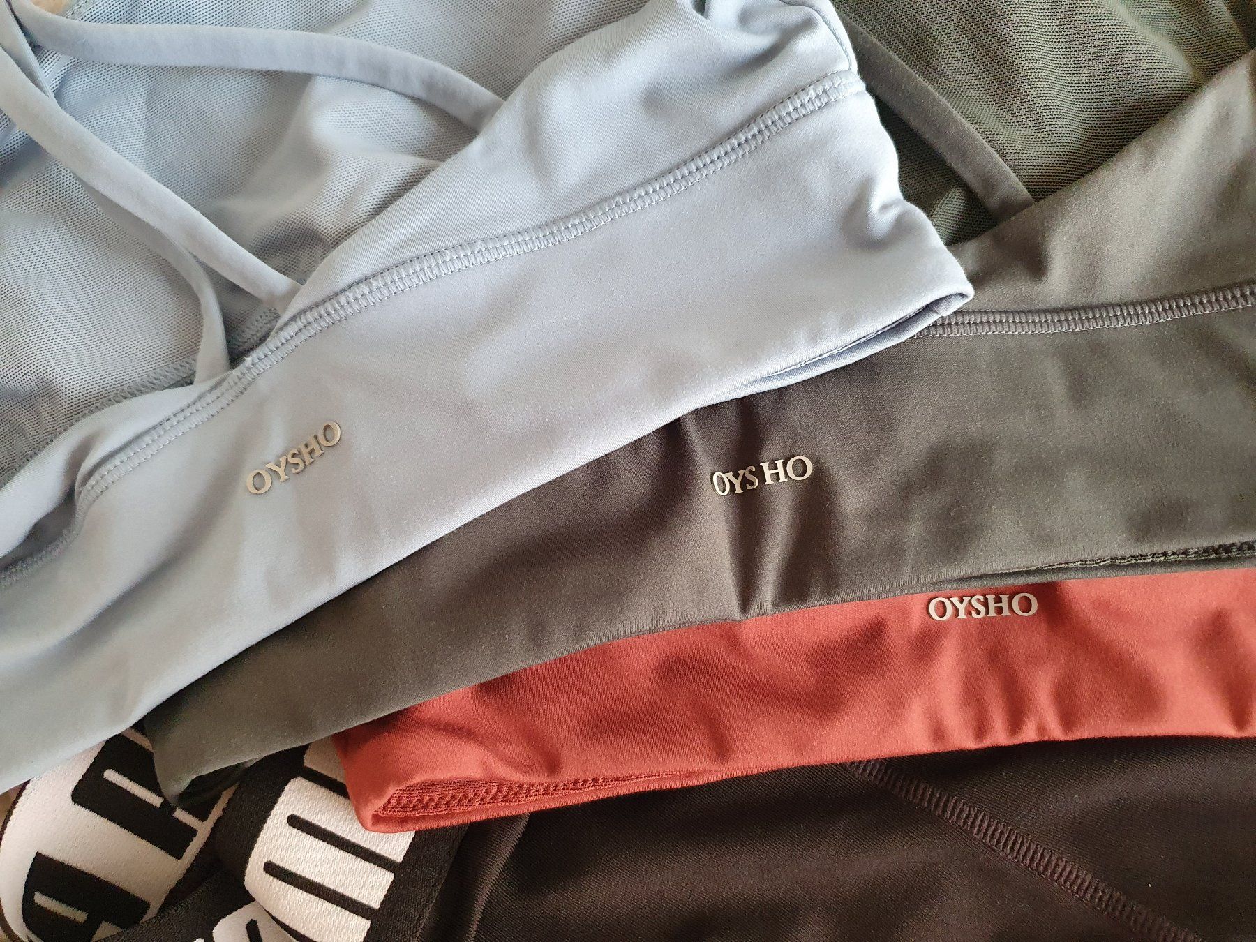 Oysho Lotti di vestiti: Sportkleiderpaket Gr. S/M – Usato da Neunkirch venduto da M.Costa1 3