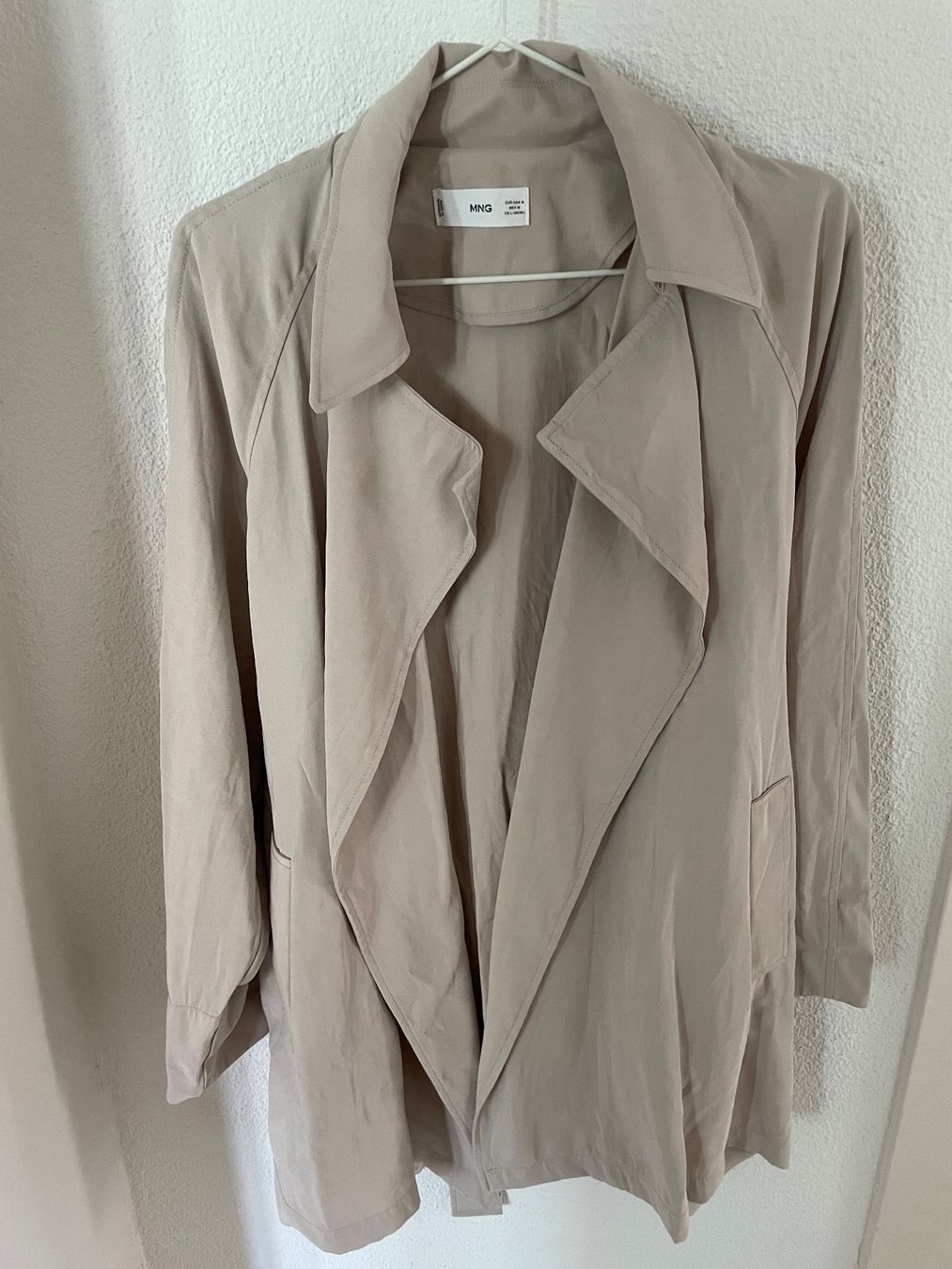 Mango Cappotti: Cooler und leichter, beiger trench coat – Usato da Zürich venduto da Camiro6