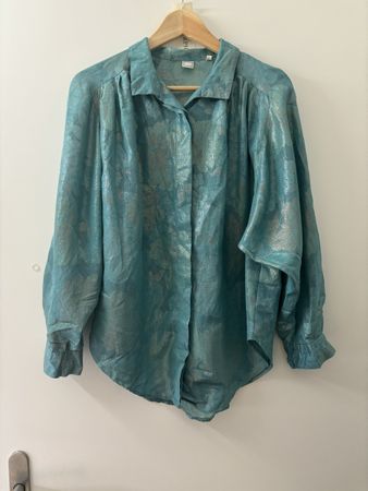 glänzende Bluse