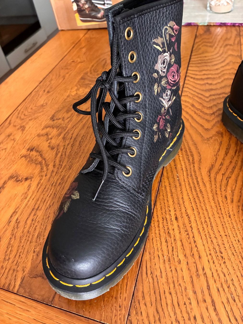 Dr. Martens Scarpe da donna: Chaussures Dr Martens motif fleurs Taille 38 – Usato da Vevey venduto da zecollector 1