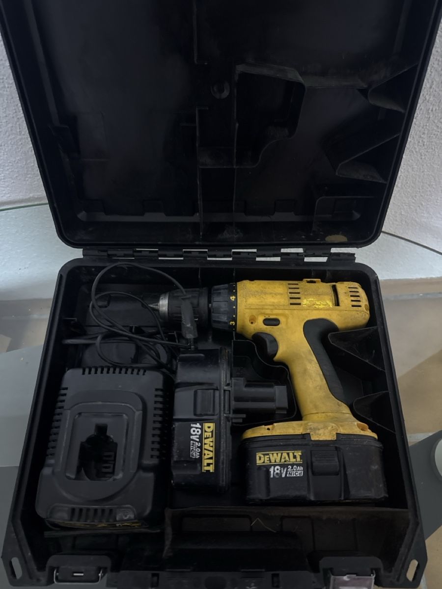 Tutti gli attrezzi: Boîte à outils DeWalt robuste – Usato da Soyhières venduto da Jura22 1