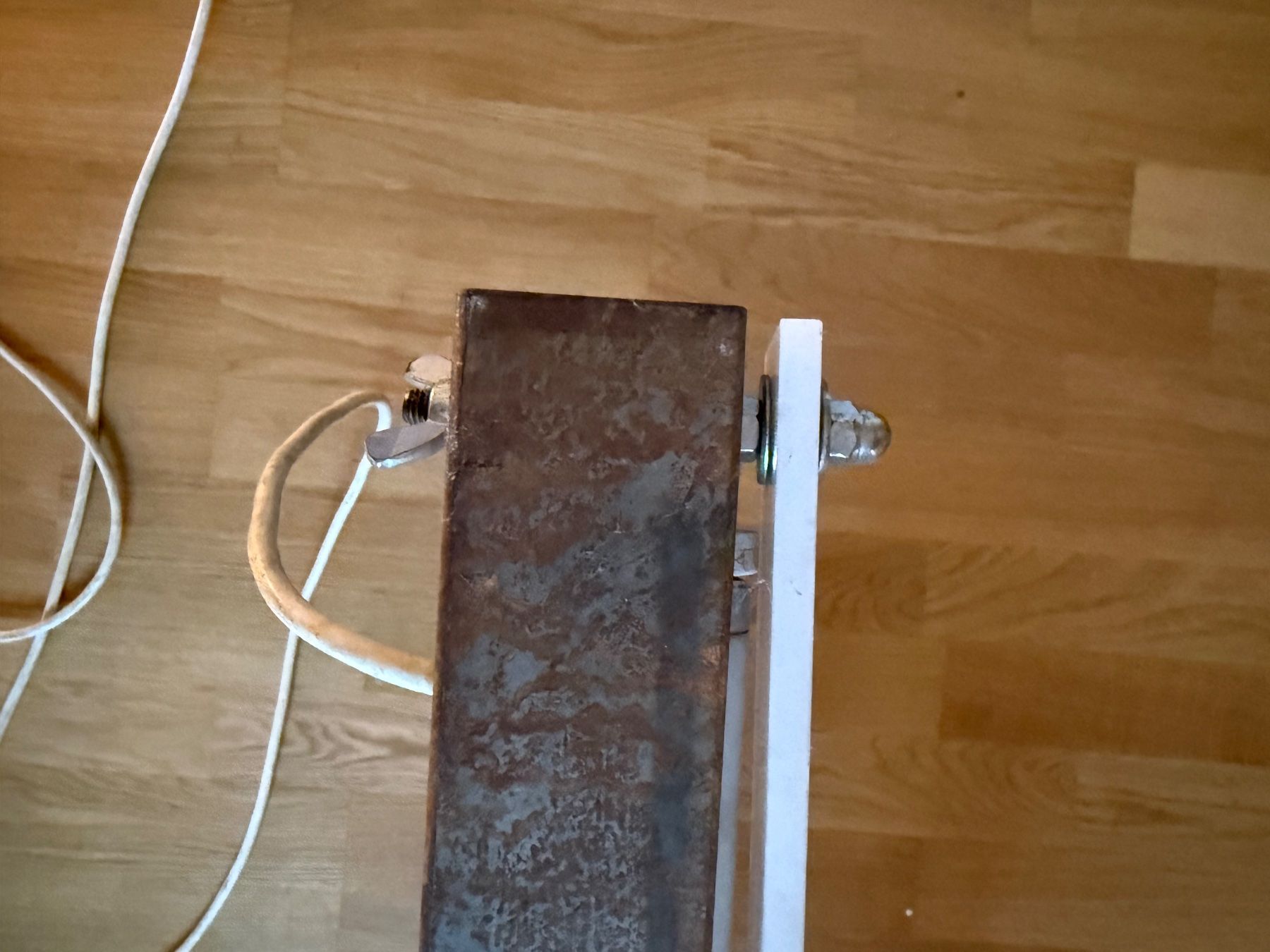 Lampes: Lampe aus Eisen mit Leuchtstoffröhre – D'occasion à Pratteln par Volk42 4