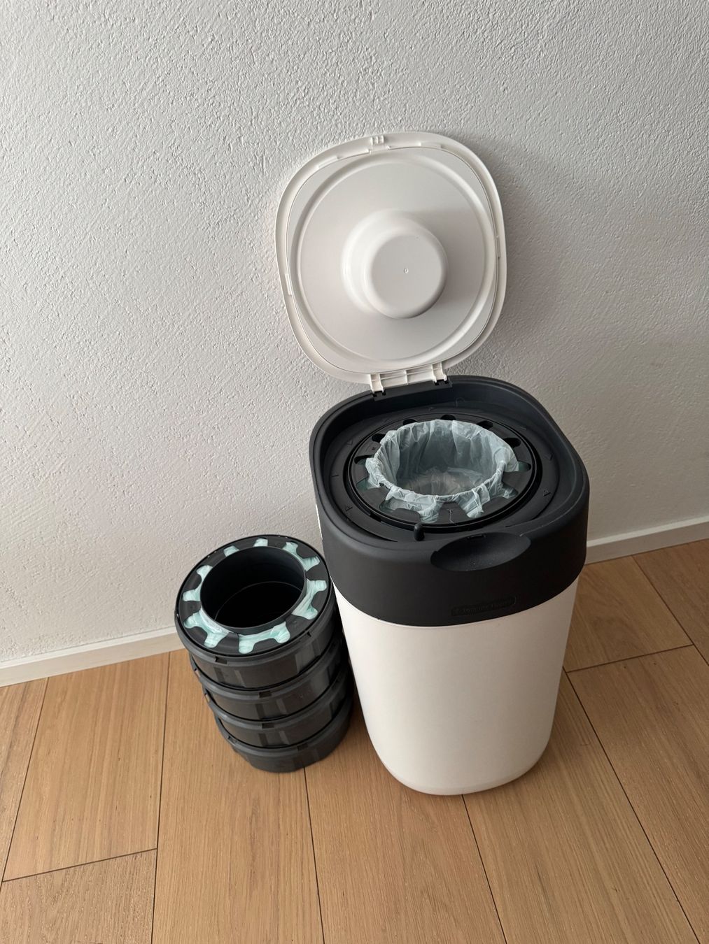 Tommee Tippee Cestini per rifiuti: Timmee Tippee Windeleimer Twist & Click – Usato da Buttwil venduto da Polina_Belin