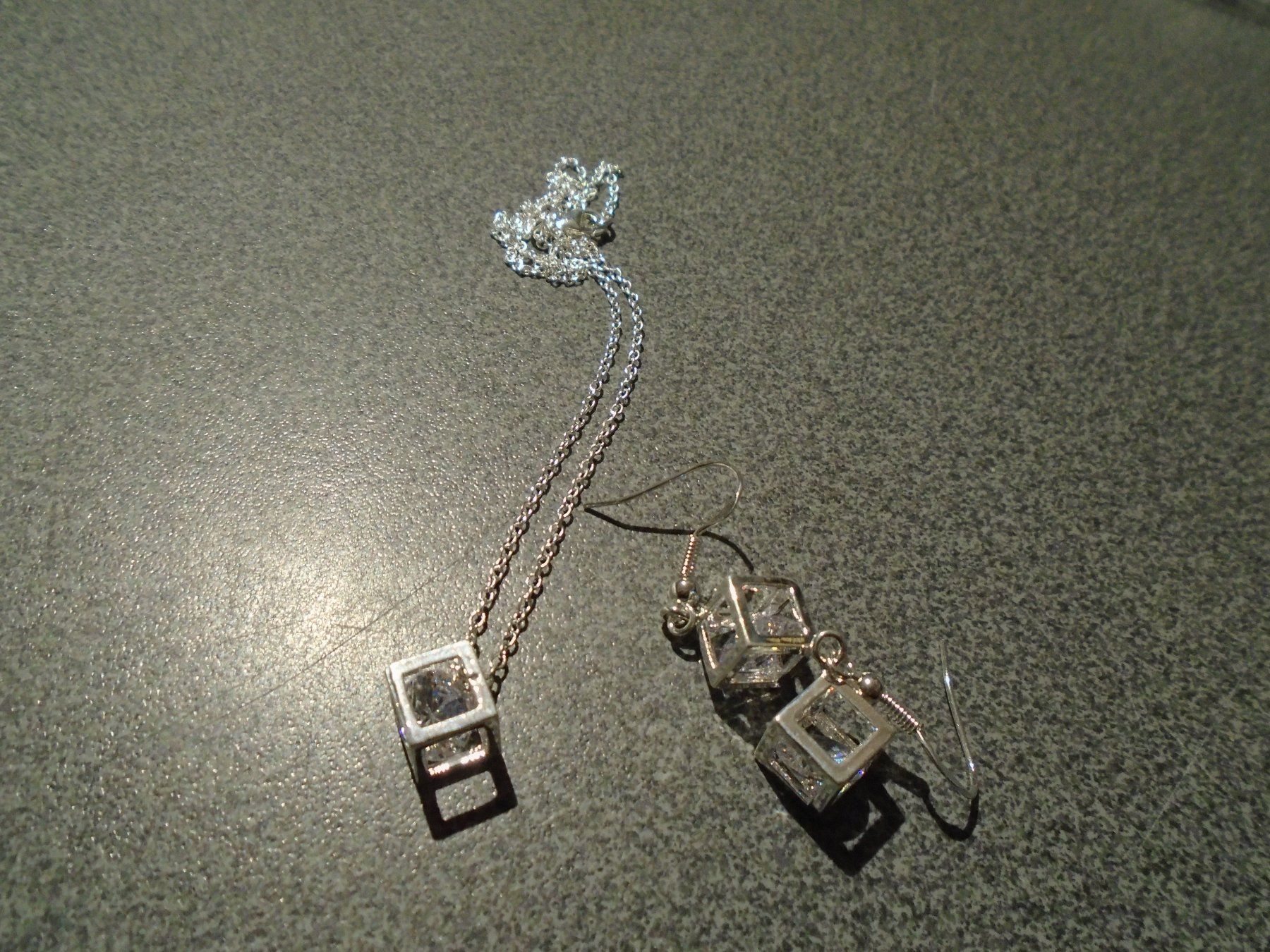 Sonstiger Schmuck: Kette und Ohrringe, silberfarbig, Würfel – Neu und originalverpackt aus Zürich von abraxas1291