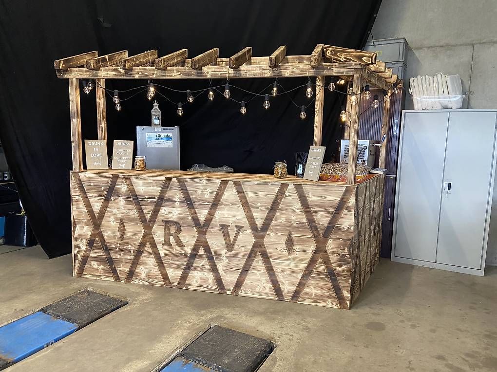 Ladenausstattungen & Messebau: Bartheke / Bar aus Holz zu verkaufen oder vermieten – Gebraucht aus Ranflüh von Gust8