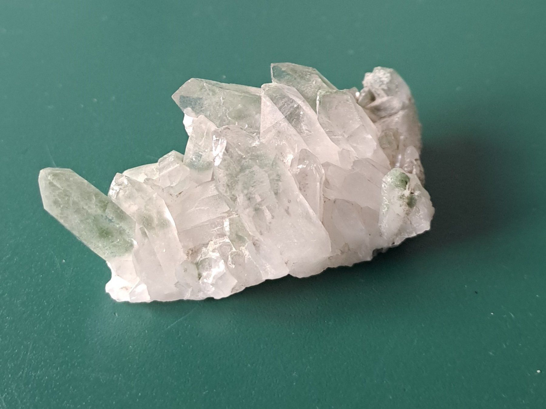 Minerali & Pietre curative: Kleiner Quarz mit Chlorit – Usato da Zürich venduto da hermes06