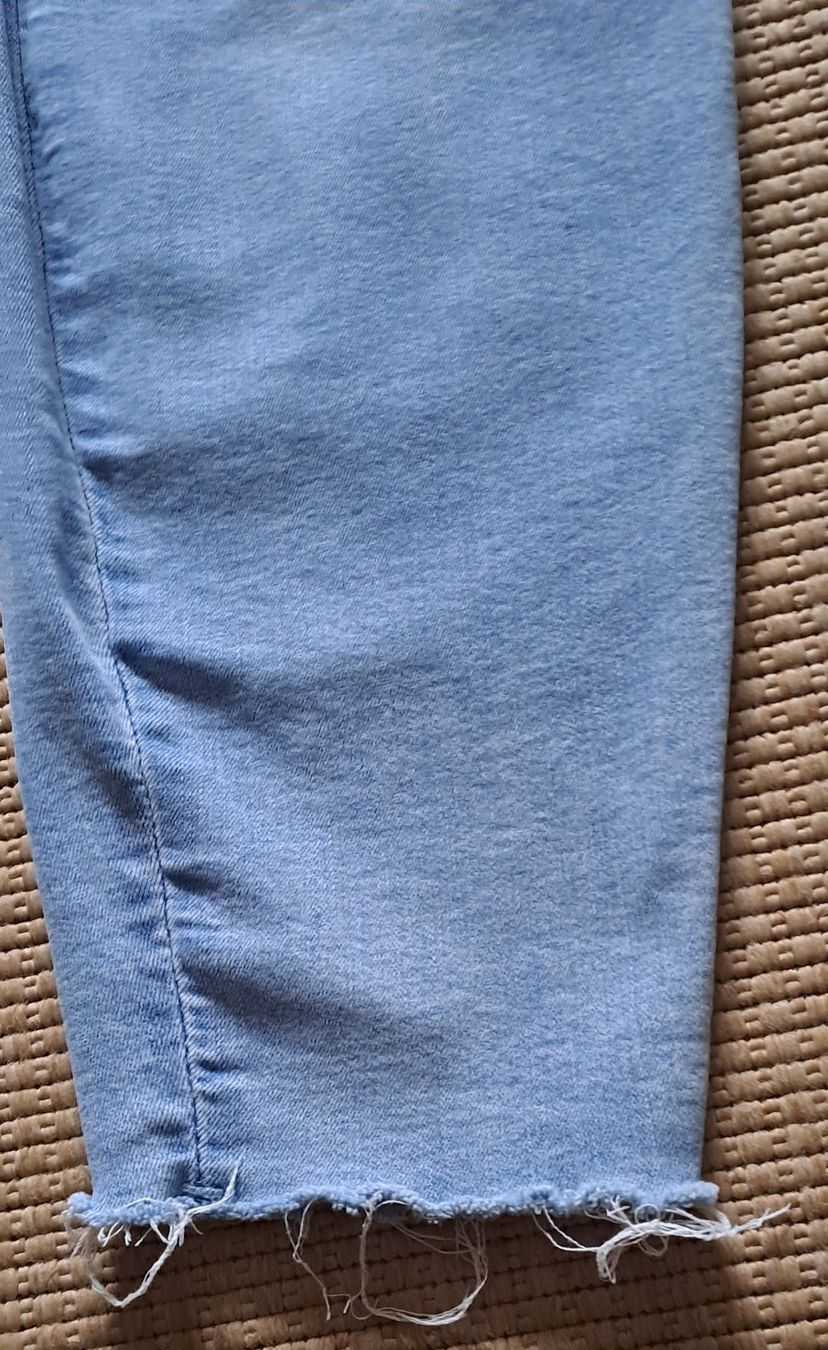 H&M Jeans: Skinni Stretchjeans cropped/destroyed Gr. 42+ – Usato da Zell ZH venduto da fossilchen 5