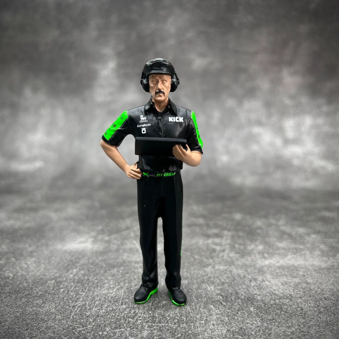 Statuette: Formel 1 Figuren Set Pitcrew Sauber Kick 1:18 – Nuovo e nell'imballaggio originale da Wetzikon ZH venduto da tuningschmiede 3
