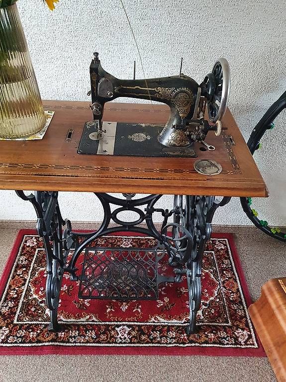 Macchine da cucire: Alte Nähmaschine mit Tisch – Usato da Ittigen venduto da Bjaja