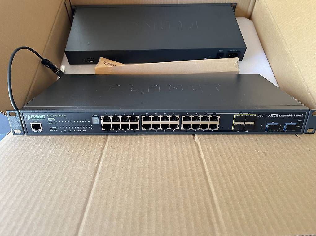 Hub & Switch: 2 Stück Planet 1/10Gb Stackable Switch – Usato da Basel venduto da landretta08 2