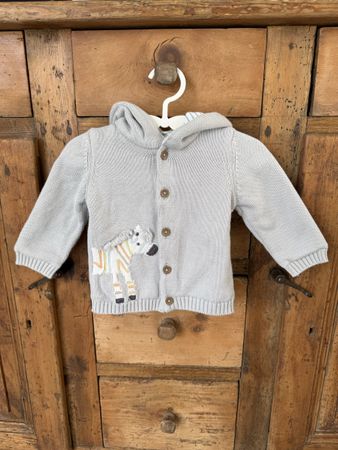 Pull gris avec motif zèbre pour bébé 3-6 mois John Lewi