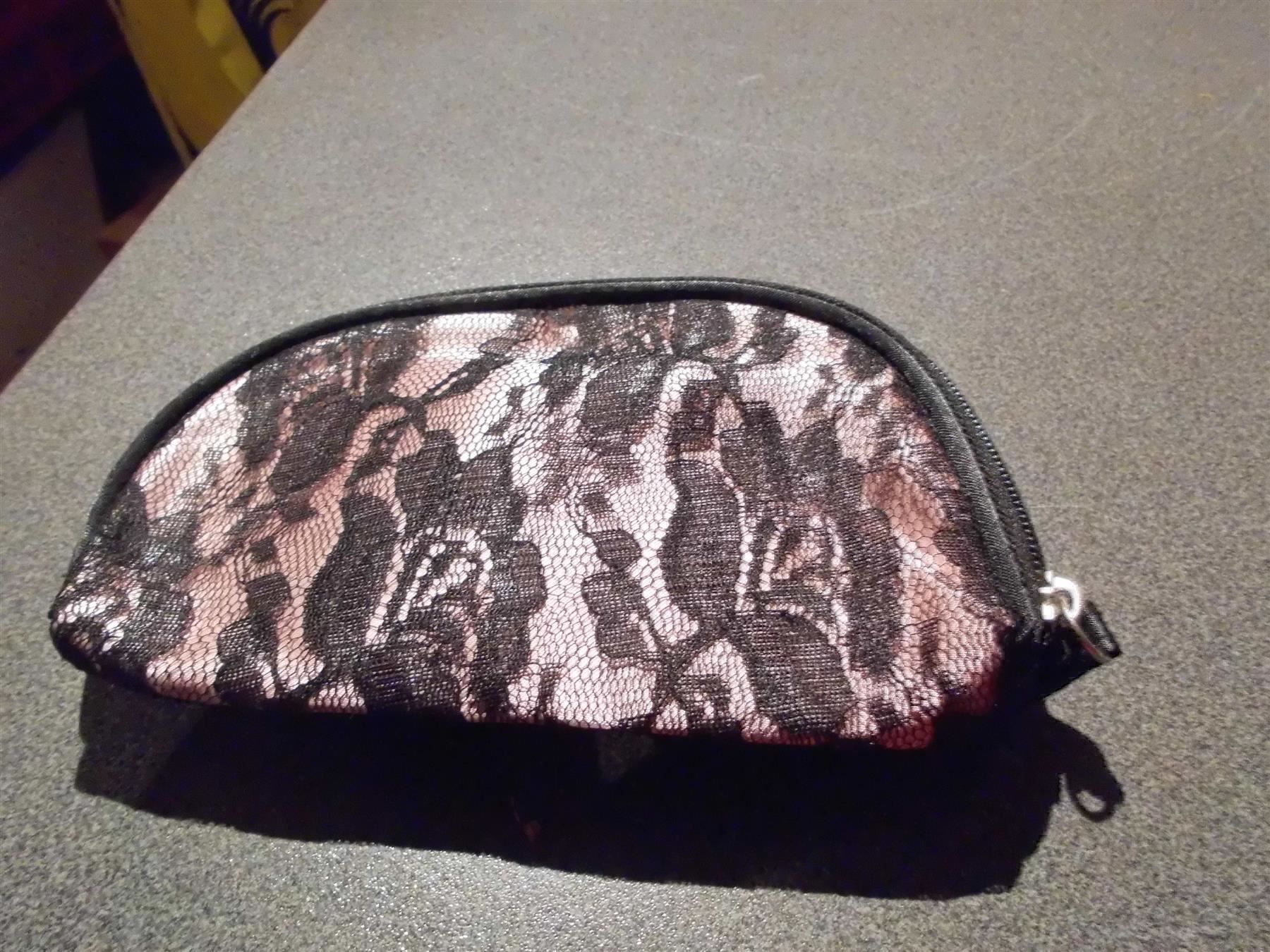 Kosmetikkoffer: Täschchen rosa/schwarze Spitzen, Avéne – Gebraucht aus Zürich von Motzkuh