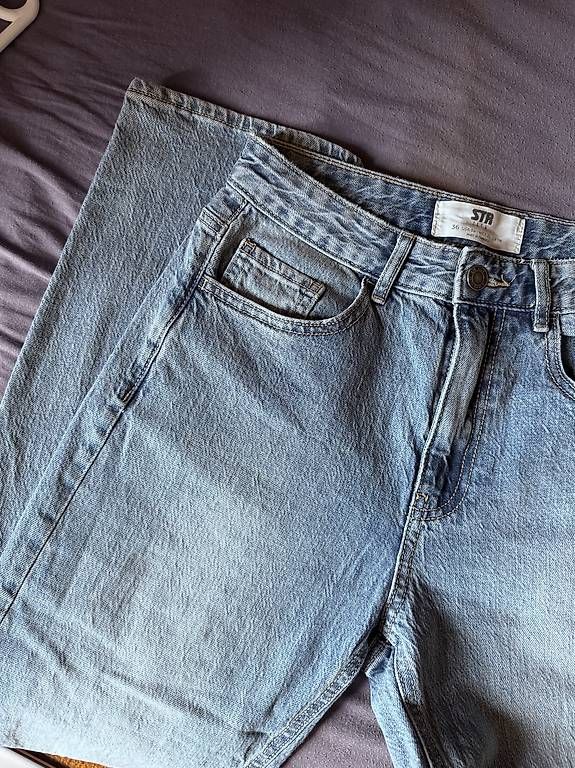 Stradivarius Jeans: Jeans straight bleu – Usato da Yvorne venduto da mel_wic 2