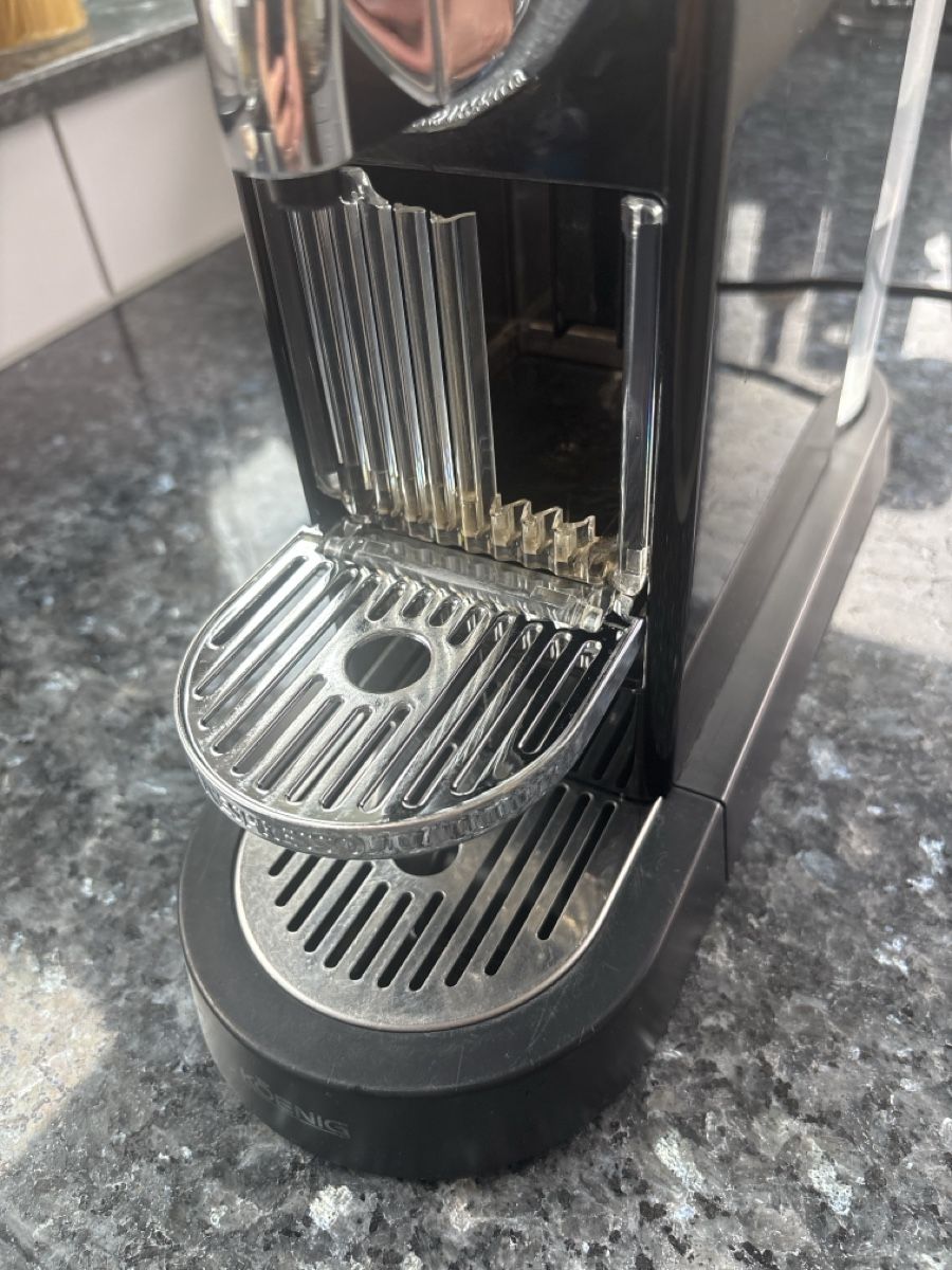 Nespresso Machines à café & Machines à expresso: Nespresso Kaffeemaschine schwarz/chrom – D'occasion à Altendorf par stefan_7 2