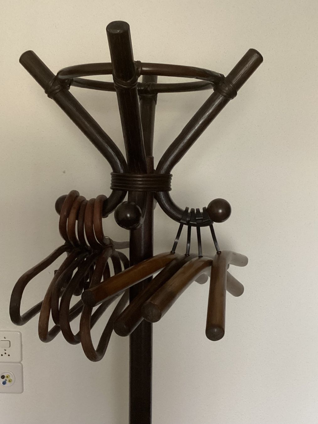Autres décorations & accessoires: Garderobenständer aus Rattan – D'occasion à Goldau par dgh_bwh7 1