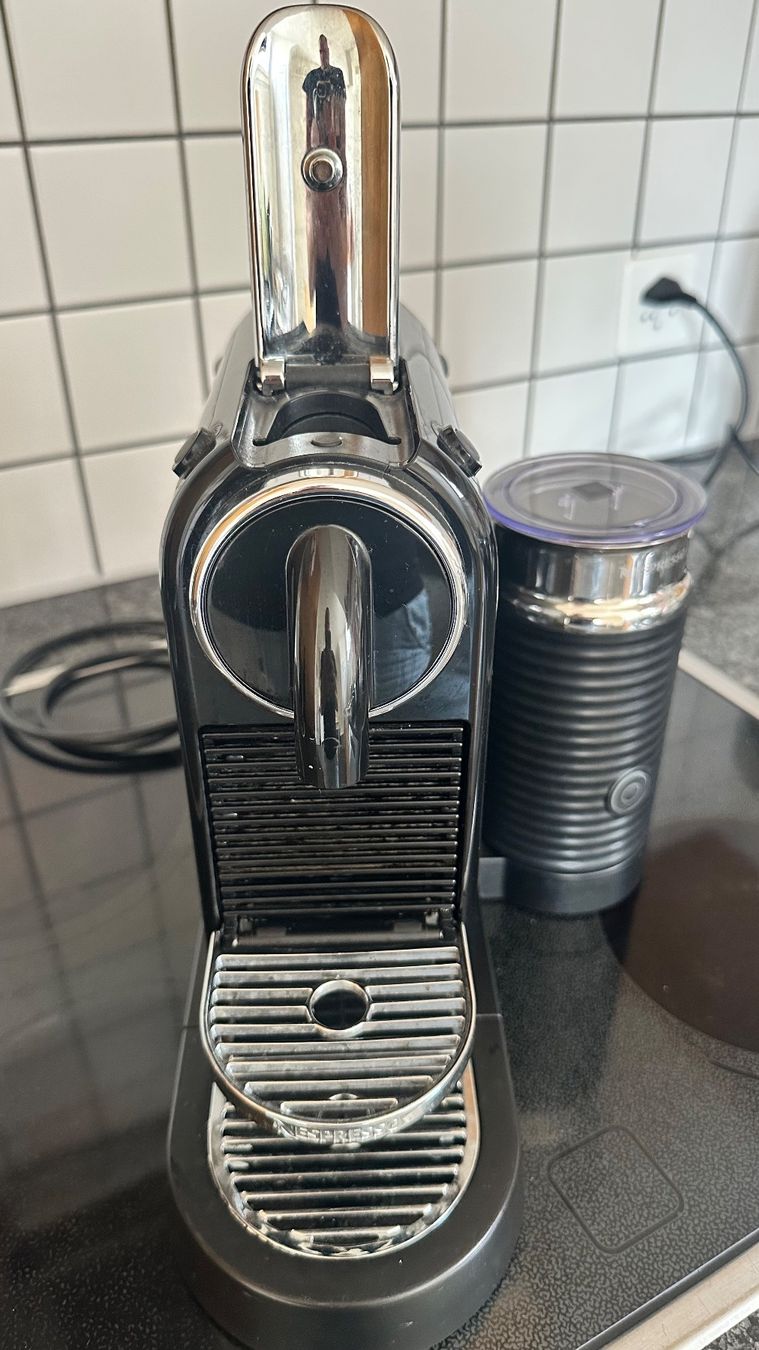 Nespresso Machines à café & Machines à expresso: Nespresso Kaffeemaschine mit Milchschäumer – D'occasion à Weggis par ang_72ll 1