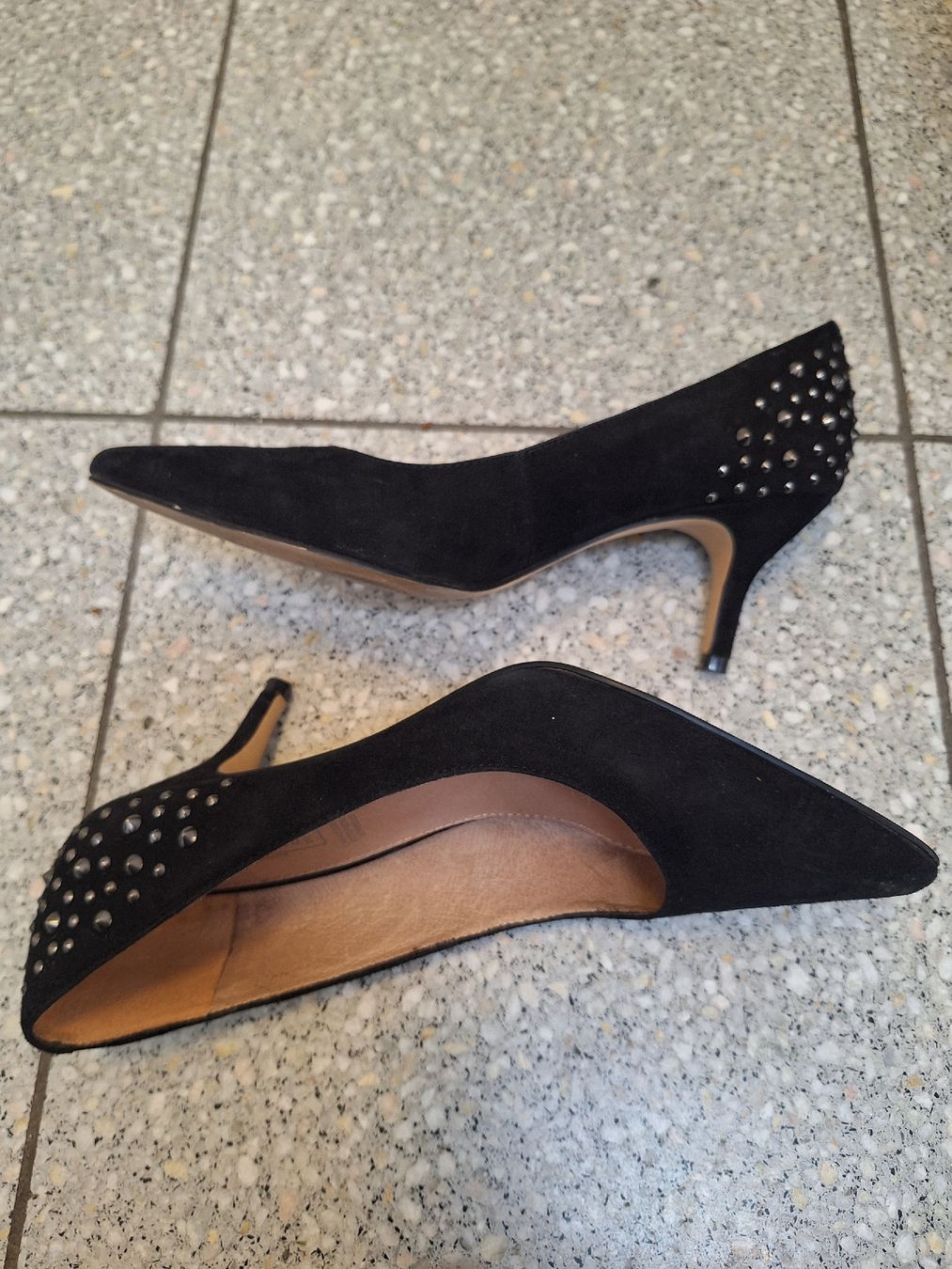 Scarpe da donna: Black Suede Pumps with Studs, Size 36 - like new – Usato da Brugg AG venduto da ahauserd 1