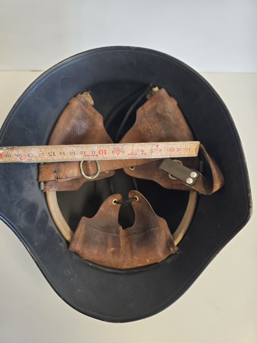 Uniformi & Effetti personali: Alter Militäerhelm, Sammlerstück – Usato da Tuggen venduto da Zweitechanceboutique 6