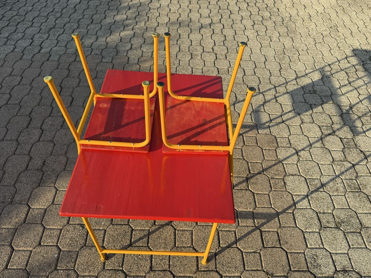 Scrivanie: Vintage Kindertisch mit 2 Stühlen, – Usato da Aarburg venduto da Schatzaffe 3