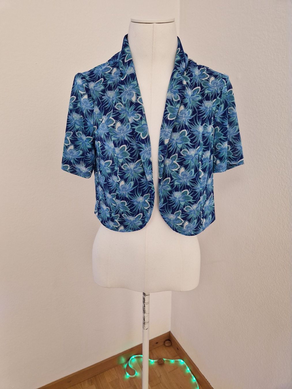 Boleros: Blaues Kurzjäckchen Gr. 40 - Sommerlich & elegant – Gebraucht aus Glattbrugg von hap_8w8v