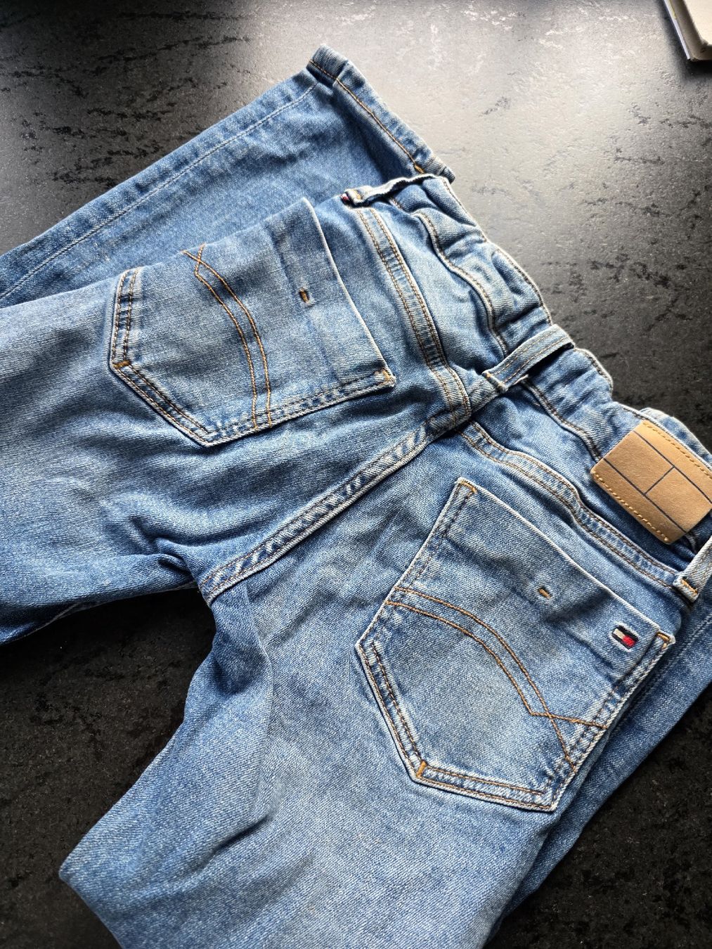Tommy Hilfiger Pantaloni: Tommy Hilfiger Jeans Grösse 116 – Usato da St. Peterzell venduto da upcycling_ 2