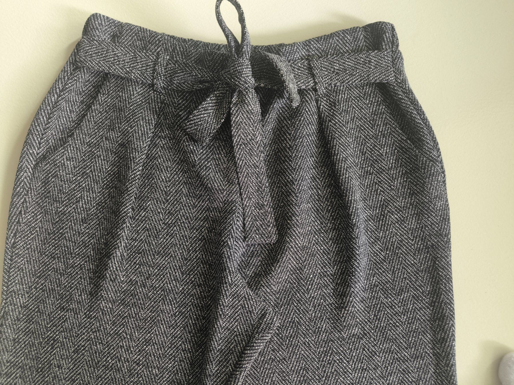 Pantaloni: Graue Hose mit Fischgrätenmuster, elastischer Bund, Größe 40 – Usato da Wallisellen venduto da C_DM 2