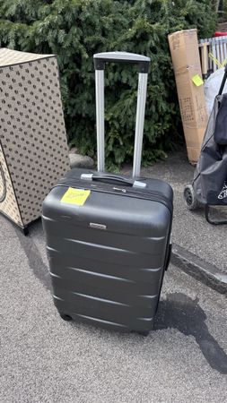 Lightweight Cabin Suitcase - Perfect for Summer Trips!