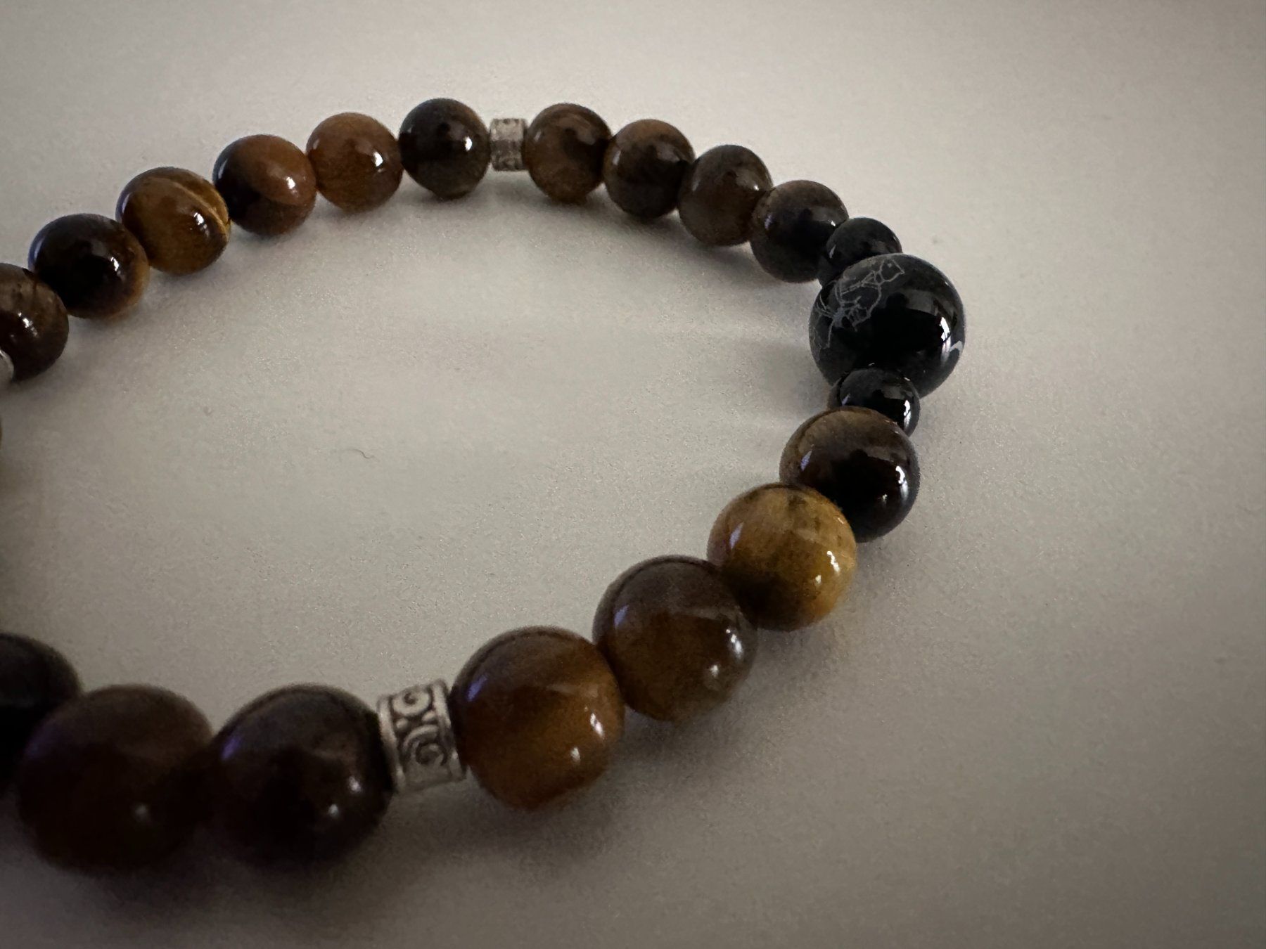 Armbänder & -reifen: Armband mit Tigerauge-Perlen – Gebraucht aus Zürich von Diazaio 1