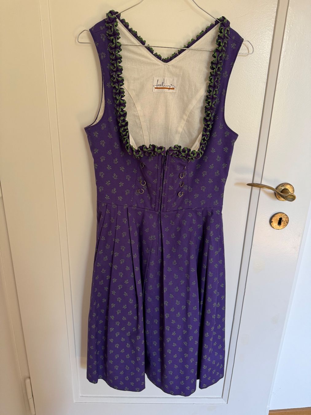 Robes: Dirndl Gr. 36 violett mit Bluse – D'occasion à Muri b. Bern par maeunzi123 4