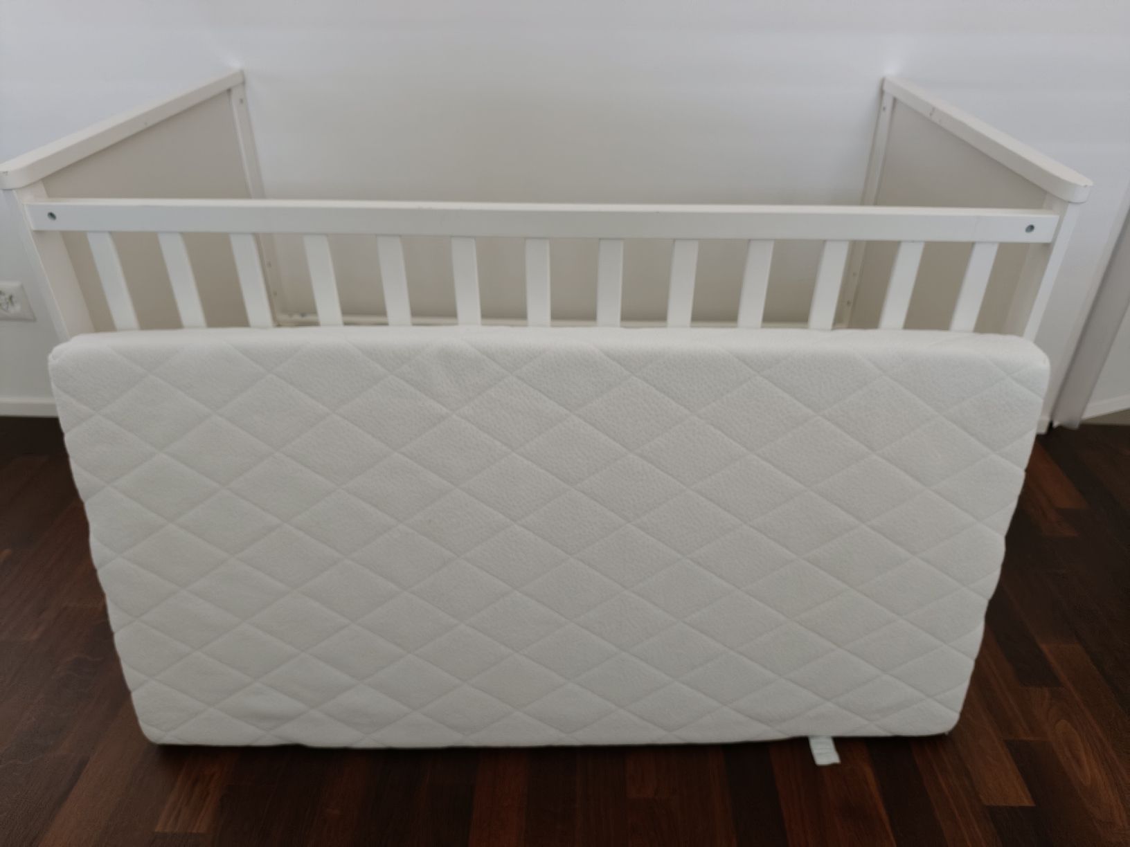 Betten: Baby Cot with Mattress White Good Condition – Gebraucht aus Glattpark(Opfikon) von aiz_8pqg 4