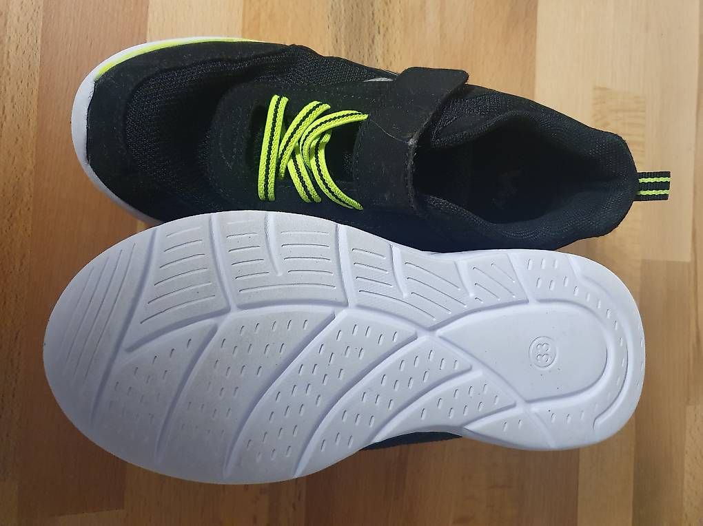 Scarpe per ragazzi: Hallenschuhe – Usato da Bätterkinden venduto da Steinhauerli