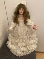 Poupée en porcelaine mariée robe blanche