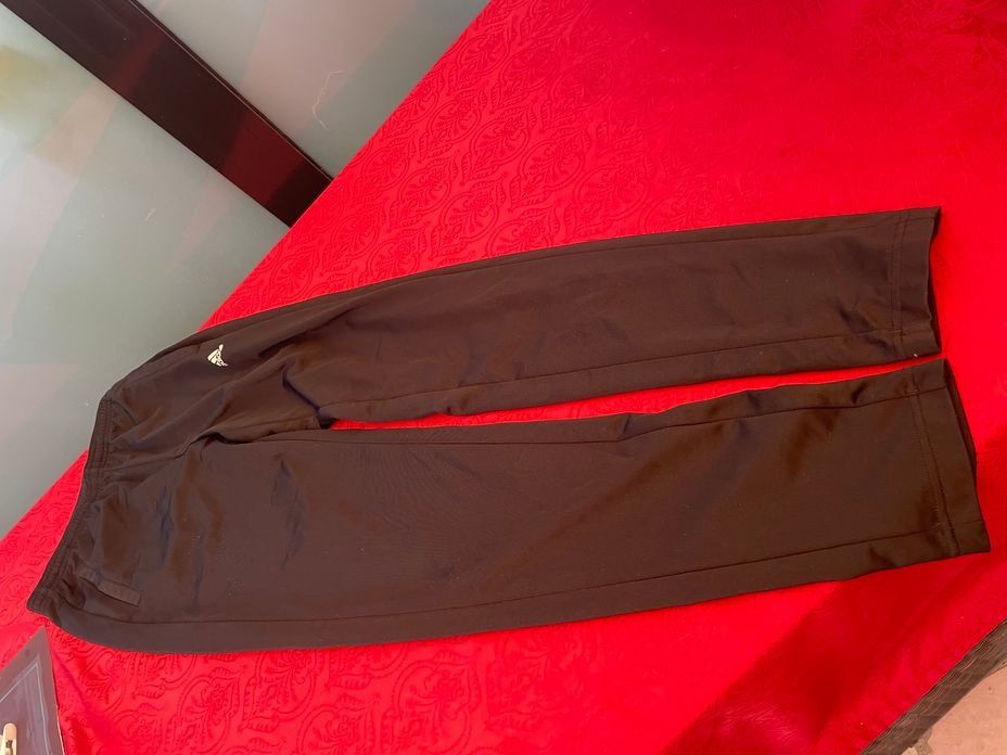 Adidas Hosen: Adidas Trainerhose 176 schwarz Junge – Neu (gemäss Beschreibung) aus Bergdietikon von antovale