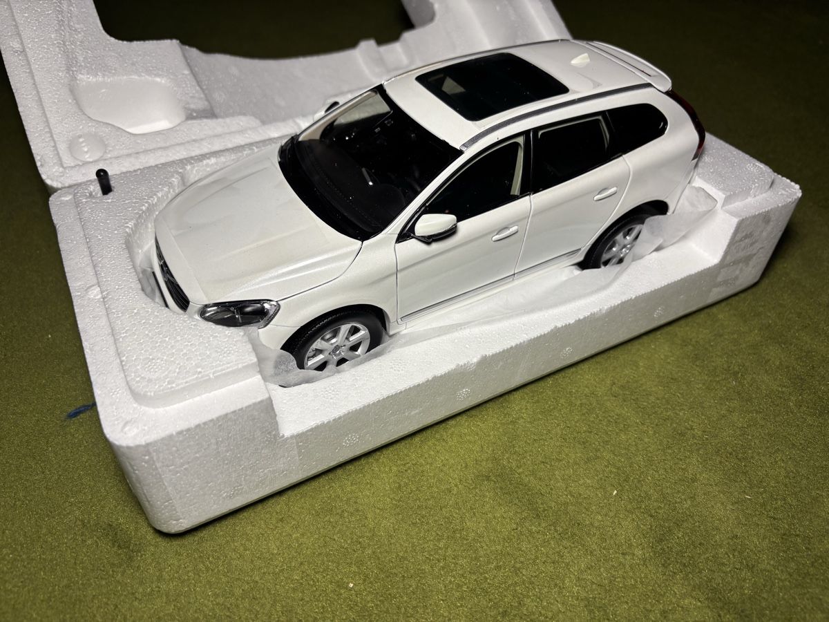 Volvo Modellini d'auto: Volvo XC60 Modellauto 1:18 – Nuovo e nell'imballaggio originale da Aeschi SO venduto da norrsken