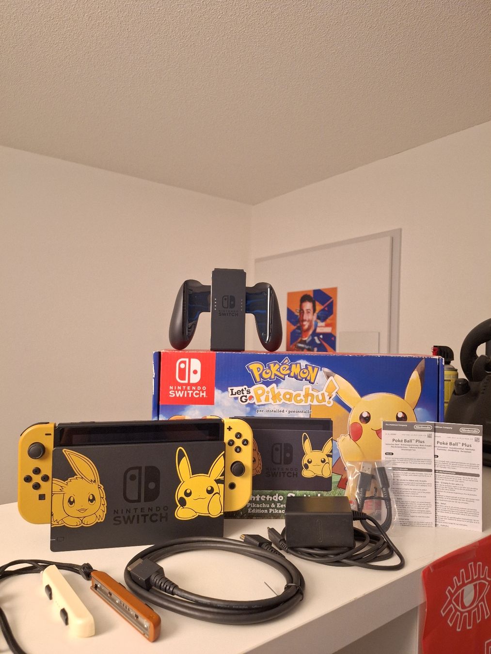 Nintendo Consoles: Nintendo Switch - Let's Go Pikachu Limited Edition – D'occasion à Biel/Bienne par Seyran