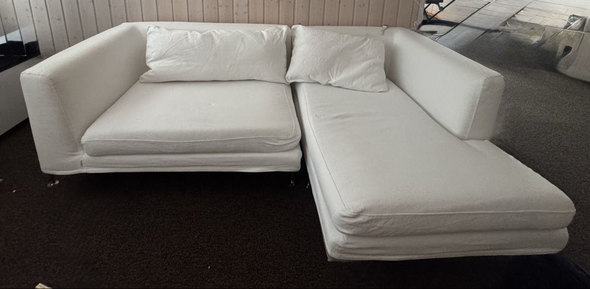 Divani: Weisses Ecksofa/Lounge mit Kissen – Usato da Ballwil venduto da Mel1995