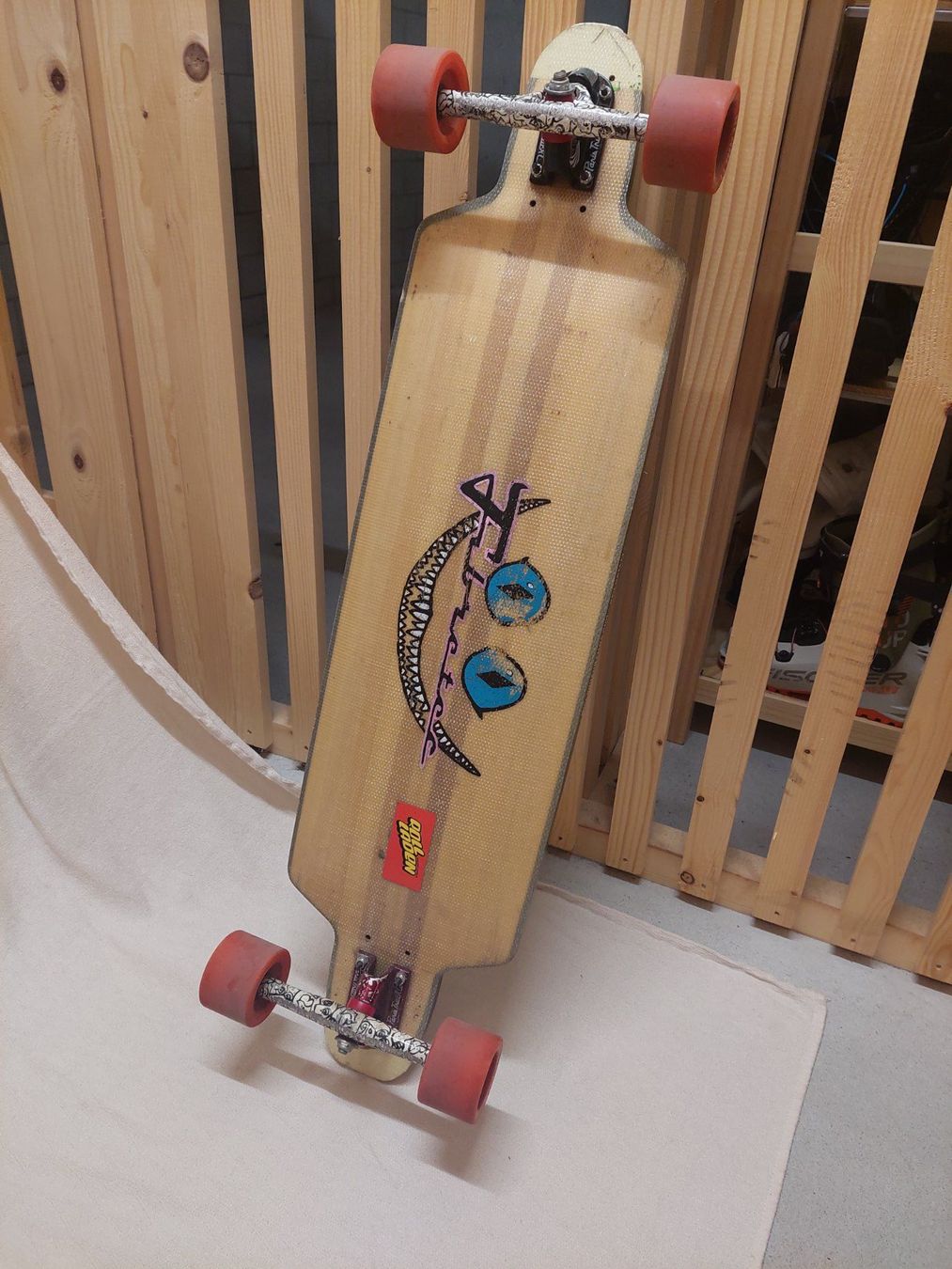 Skateboards: Fibretec Longboard / Downhill - mit Grinsekatze auf Base – Usato da Dübendorf venduto da aur_wm8b