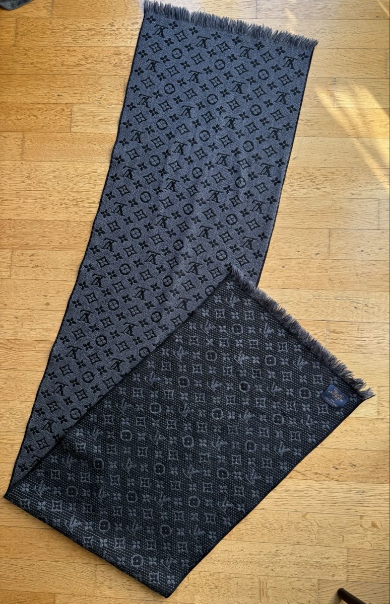 Louis Vuitton Foulards, Tücher & Schals: LOUIS VUITTON Schal Monogram Classic Anthrazit – Gebraucht aus Zürich von StarBurn 2
