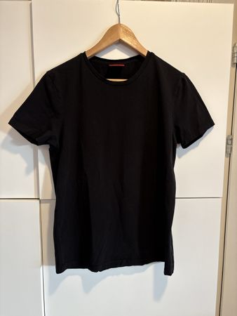 T-shirt Hugo Boss noir, taille M - Élégant et estival!