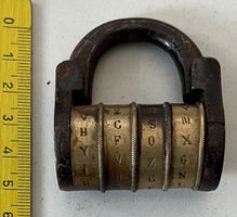 Altes Buchstaben-Vorhängeschloss Messing Eisen antik